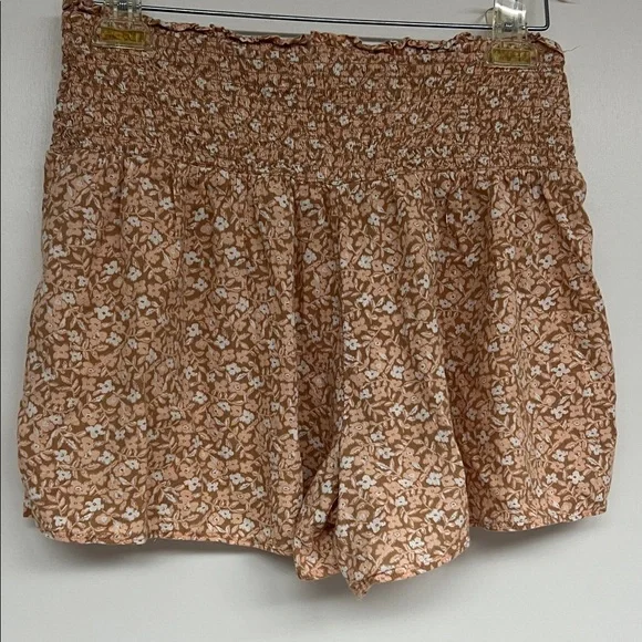 aerie Peach and White Smocked Floral Shorts - Picture 4 of 4